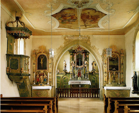 Das Innere der St.Aldegundis-Kirche auf dem Staffelberg.